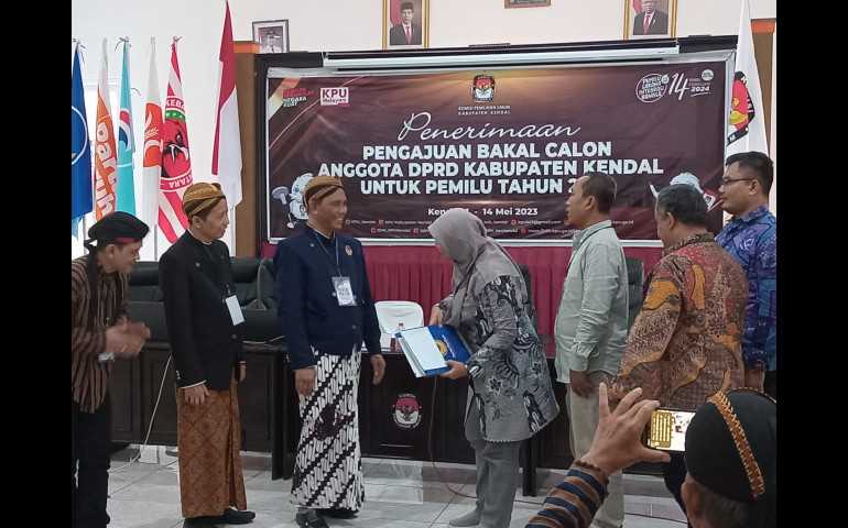 Kenakan Pakaian Adat Jawa, Partai Nasdem Daftarkan Bacaleg ke Kantor KPU Kendal