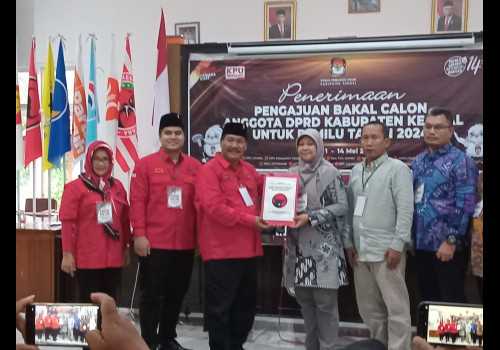 Tampilkan Kesenian Daerah, PDI Perjuangan Daftarkan Bacaleg ke KPU Kendal