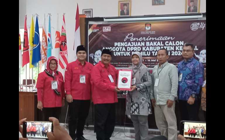 Tampilkan Kesenian Daerah, PDI Perjuangan Daftarkan Bacaleg ke KPU Kendal