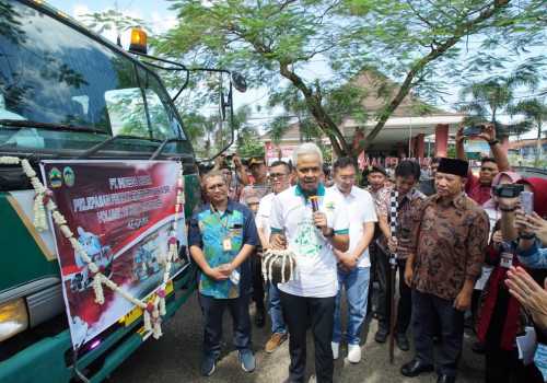 Ganjar Lepas Ekspor Produk UMKM Binaan Pemprov Jateng Senilai Rp7,2 Miliar