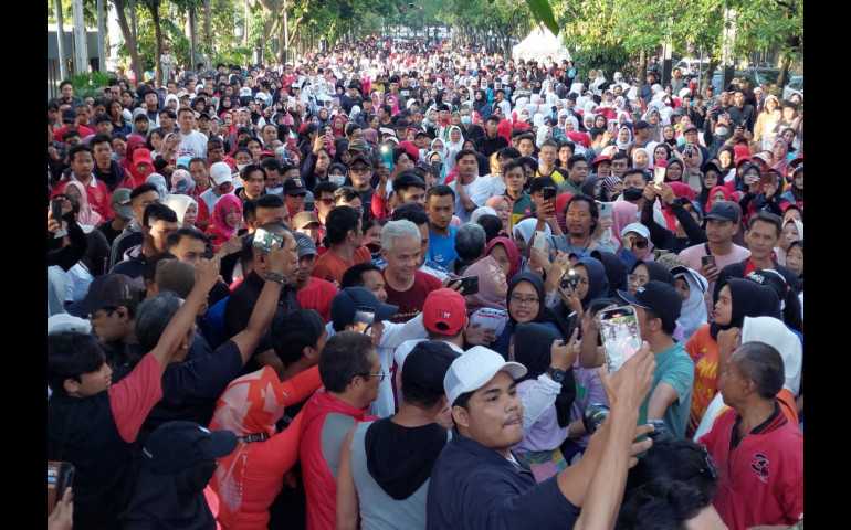 Warga Bandung Antusias Sambut Ganjar, Jogging dan Senam Bersama