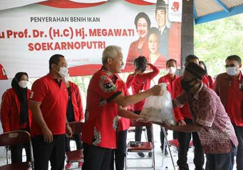 Demi Program Turunkan Stunting, Kader PDIP Tebar Benih Ikan