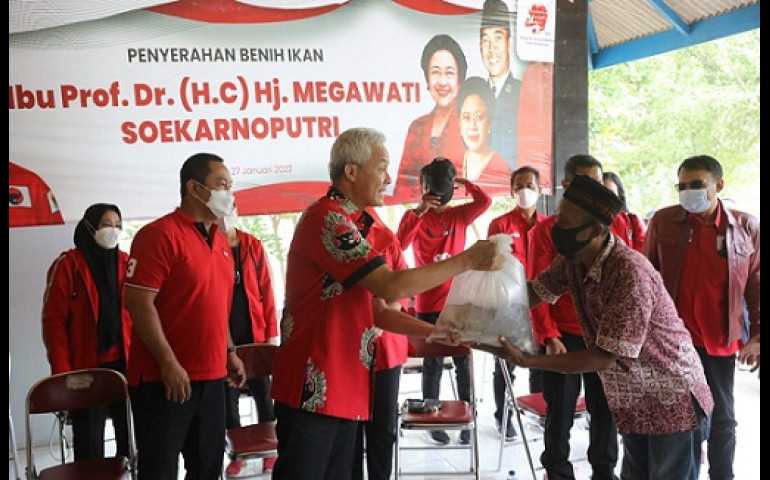 Demi Program Turunkan Stunting, Kader PDIP Tebar Benih Ikan