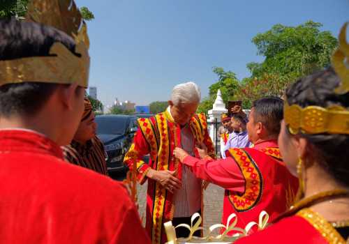 Pakai Baju Adat Nias, Ganjar Resmikan Rumah Pembauran Jateng; Kita Semua Bersaudara