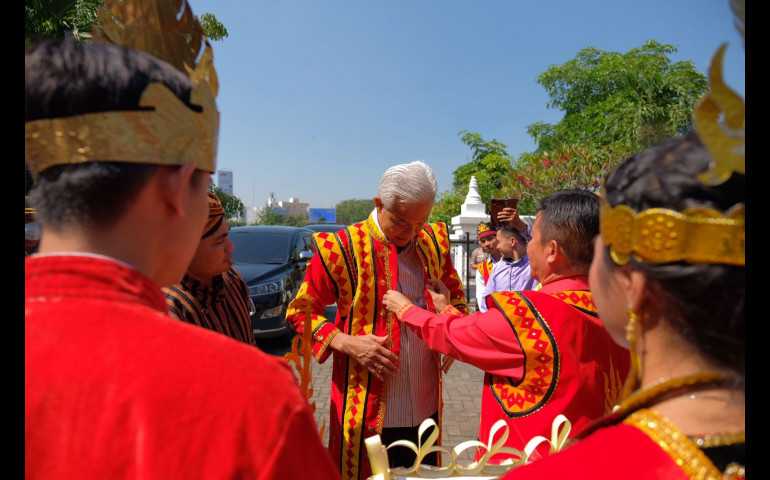Pakai Baju Adat Nias, Ganjar Resmikan Rumah Pembauran Jateng; Kita Semua Bersaudara