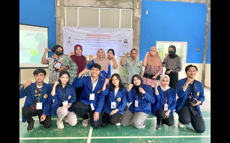 Bantu Usaha Komunitas UMKM Muktiharjo Kidul, Mahasiswa Ilmu Komunikasi USM Kenalkan Platform Grab Food