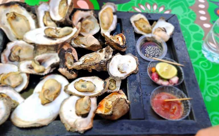 Wisata Sekaligus Kuliner di Pantai Ngebum Kendal; Lezatnya Tiram Bakar