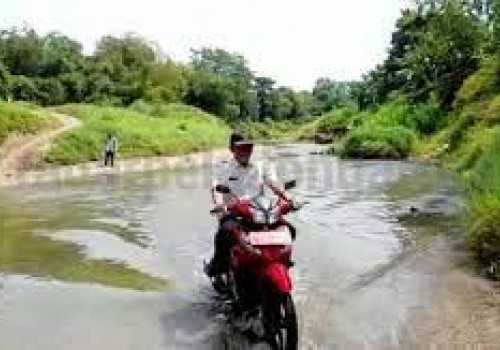 Beri Pelayanan Prima kepada Masyarakat, Kades Kedunggading Rela Sebrangi Sungai
