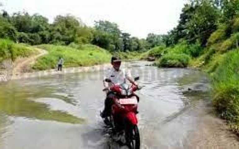 Beri Pelayanan Prima kepada Masyarakat, Kades Kedunggading Rela Sebrangi Sungai