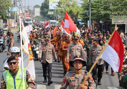 Tiba di Kendal, Biksu Berjalan Kaki Disambut Hangat Oleh Warga