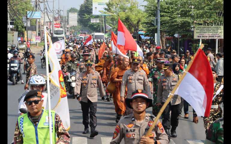 Tiba di Kendal, Biksu Berjalan Kaki Disambut Hangat Oleh Warga