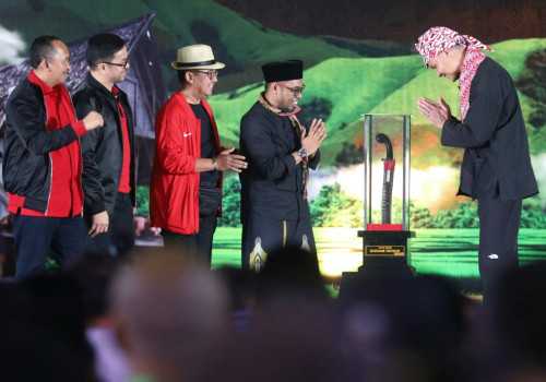 Dihadiahi Golok Ciomas, Ganjar Dinobatkan Jadi Dewan Kehormatan Seni Budaya Banten