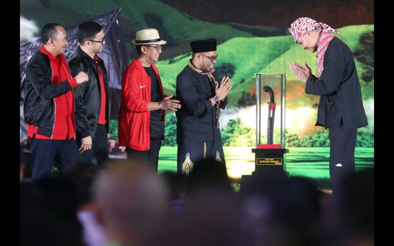 Dihadiahi Golok Ciomas, Ganjar Dinobatkan Jadi Dewan Kehormatan Seni Budaya Banten
