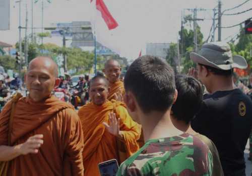 Puluhan Bikhhu Thudong Tiba di Kota Semarang,