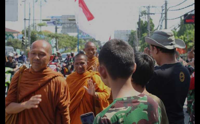 Puluhan Bikhhu Thudong Tiba di Kota Semarang,