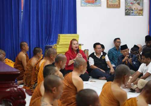 Biksu Thudong Tiba di Kota Semarang, Wali Kota Hevearita Apresiasi Masyarakat Antusias Menyambutnya
