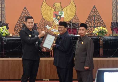 DPRD Kendal bersama Bupati Kendal Setujui Tiga Raperda