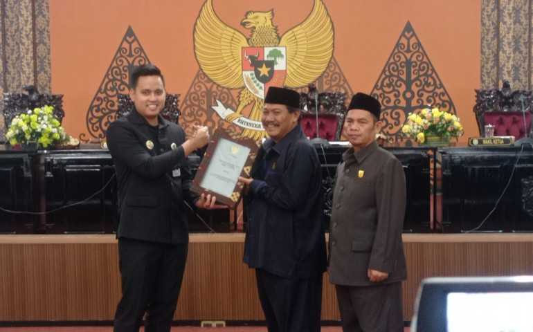 DPRD Kendal bersama Bupati Kendal Setujui Tiga Raperda