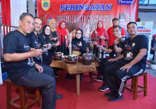 Peringatan Hari Jamu, Bupati Sukoharjo Minum Jamu Bersama UMKM Binaan Bank Jateng