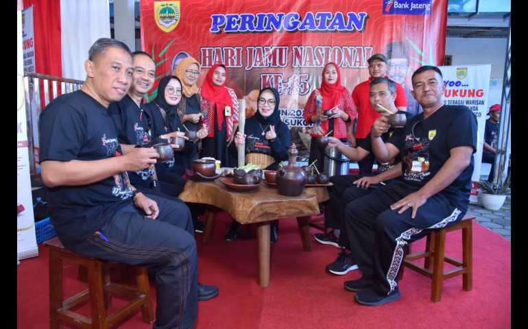 Peringatan Hari Jamu, Bupati Sukoharjo Minum Jamu Bersama UMKM Binaan Bank Jateng