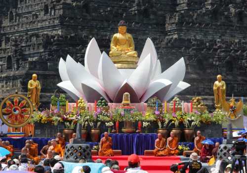 Peringatan Waisak di Pelataran Candi Borobudur, Bhante Dhammavuddho: Berbuat Baiklah Kalau Ingin Bahagia