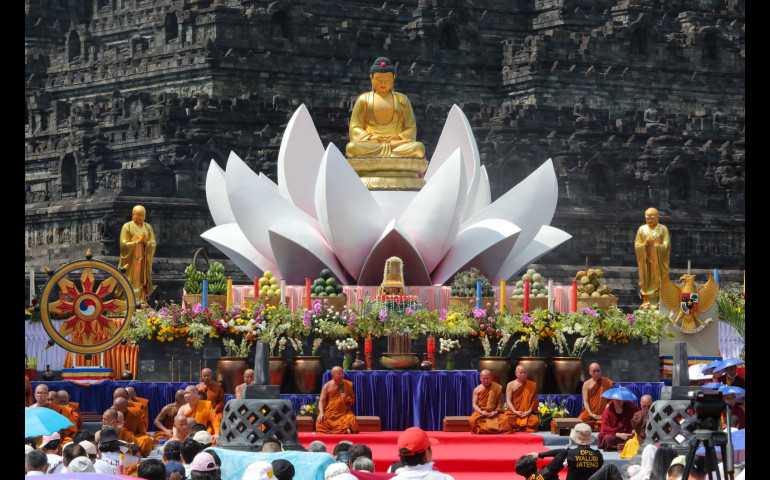 Peringatan Waisak di Pelataran Candi Borobudur, Bhante Dhammavuddho: Berbuat Baiklah Kalau Ingin Bahagia