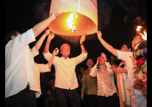 Umat Buddha Sukacita, Ribuan Lampion Hiasi Langit Candi Borobudur