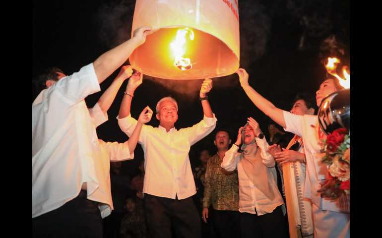 Umat Buddha Sukacita, Ribuan Lampion Hiasi Langit Candi Borobudur