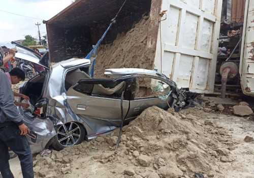 Truk Dump Alami Rem Blong di Ngaliyan Semarang, Timpa Mobil 2 Orang MD