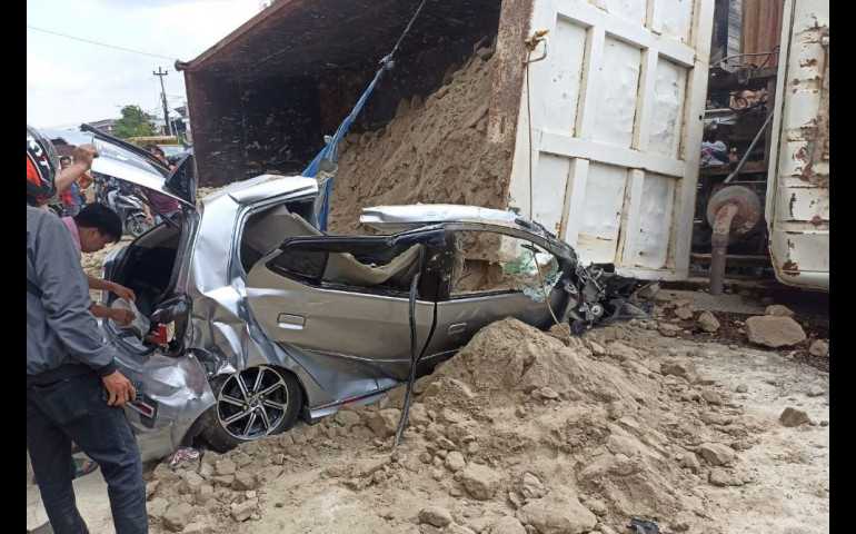 Truk Dump Alami Rem Blong di Ngaliyan Semarang, Timpa Mobil 2 Orang MD