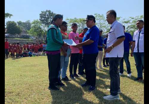 Kepala Desa Darupono Kendal Sambut Baik Kegiatan Sepak Bola Usia Dini; Asah Pemain Handal Sekaligus Majukan UMKM Sekitar