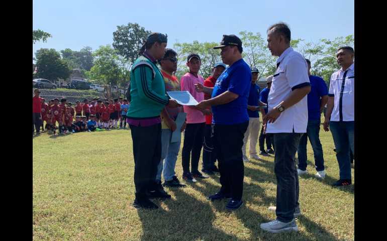 Kepala Desa Darupono Kendal Sambut Baik Kegiatan Sepak Bola Usia Dini; Asah Pemain Handal Sekaligus Majukan UMKM Sekitar