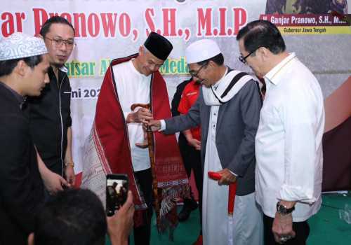 Doa dan Ulos Raja dari Tokoh NU Sumatra Utara Abuya Ali Akbar Marbun untuk Ganjar