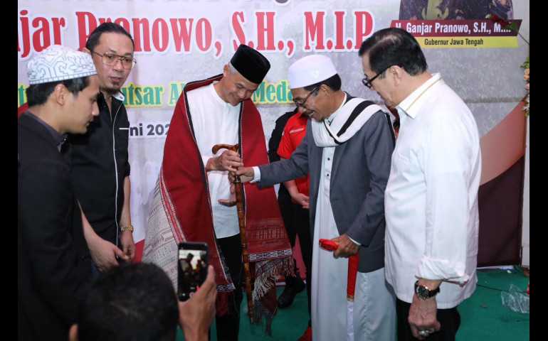 Doa dan Ulos Raja dari Tokoh NU Sumatra Utara Abuya Ali Akbar Marbun untuk Ganjar