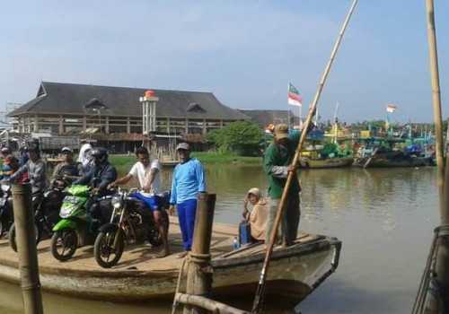 Berharap Bantuan Pemerintah, Sudah Puluhan Tahun Warga Dusun Randusari Kendal Gunakan Sampan untuk Menyebrang