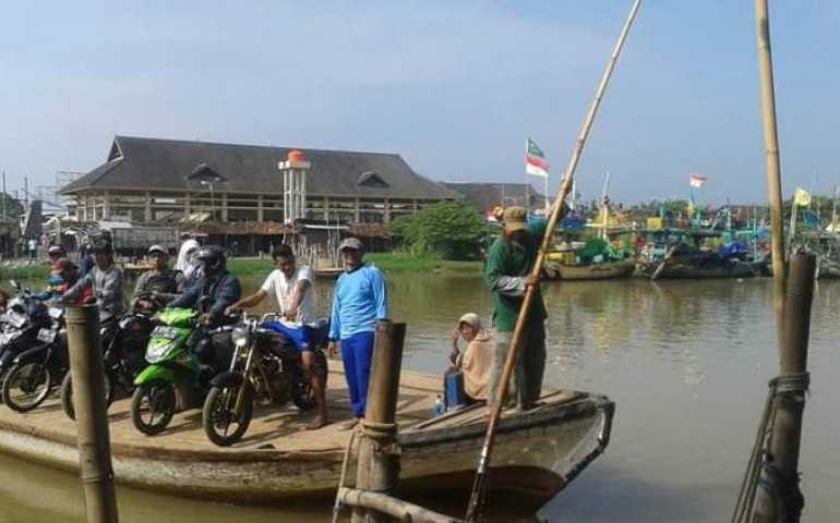 Berharap Bantuan Pemerintah, Sudah Puluhan Tahun Warga Dusun Randusari Kendal Gunakan Sampan untuk Menyebrang