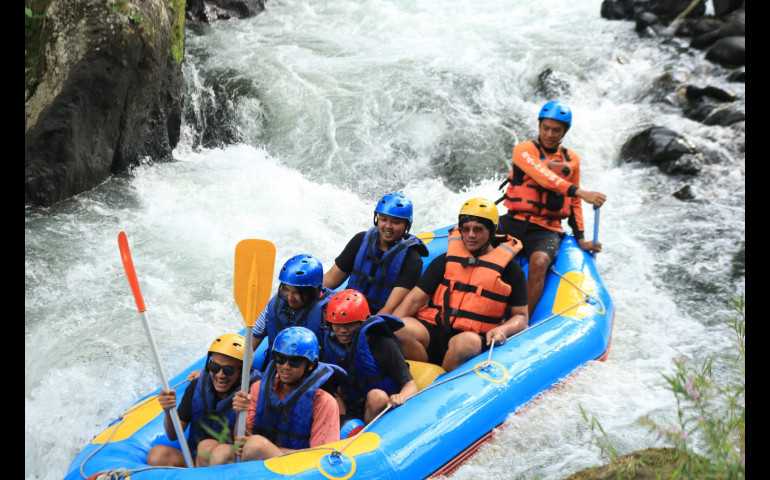 Pacu Adrenalin di Rainbow Rafting Pemalang: Sajian Pemandangan Indah dari Hulu Sungai Comal