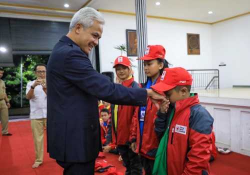 Lepas Kontingen PMR Jateng ke Jumbara Nasional IX, Ganjar Pesan Berbagi Pengalaman Hal yang Baik