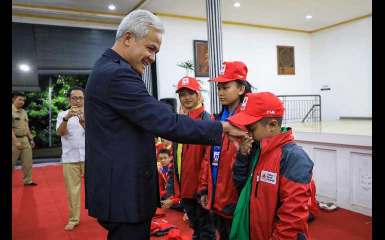 Lepas Kontingen PMR Jateng ke Jumbara Nasional IX, Ganjar Pesan Berbagi Pengalaman Hal yang Baik