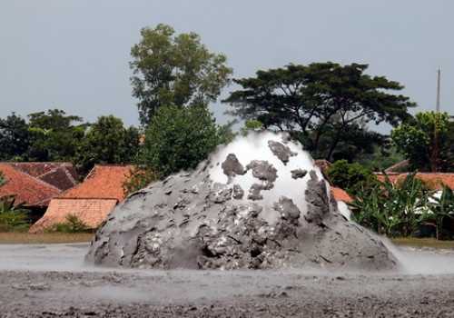 Melihat Fenomena Unik di Wisata Bleduk Kuwu Grobogan