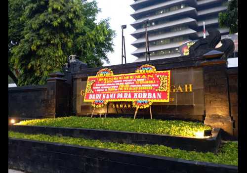 Korban Penipuan JAPO Kirimkan Karangan Bunga ke Kantor Gubernur Jawa Tengah