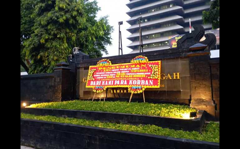 Korban Penipuan JAPO Kirimkan Karangan Bunga ke Kantor Gubernur Jawa Tengah