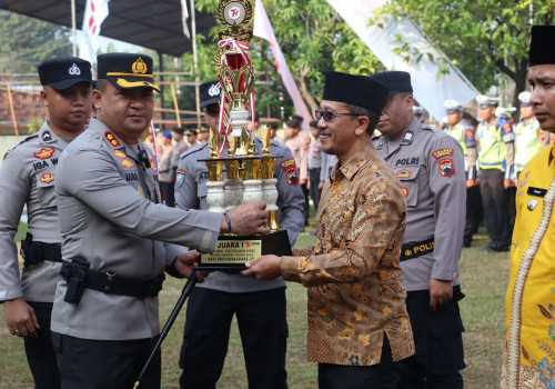 Beri Penghargaan Pemenang Lomba Siskamling, Kapolres Kendal : Masyarakat sebagai Garda Terdepan Menghadapi Permasalahan di Tingkat Desa