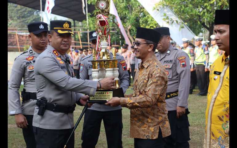 Beri Penghargaan Pemenang Lomba Siskamling, Kapolres Kendal : Masyarakat sebagai Garda Terdepan Menghadapi Permasalahan di Tingkat Desa