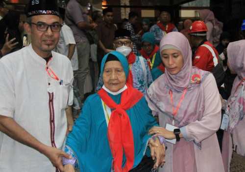 Kebahagiaan Masmuchibah, Jemaah Tertua yang Diberangkatkan SIG dari Kabupaten Gresik