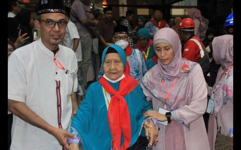 Kebahagiaan Masmuchibah, Jemaah Tertua yang Diberangkatkan SIG dari Kabupaten Gresik