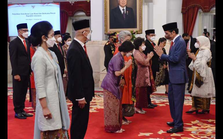 Jokowi Lantik 12 Dubes Baru, Ada Bos Media dan Mantan Wartawan