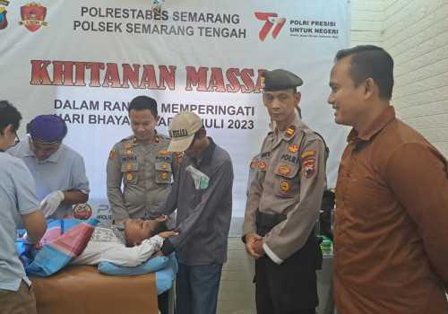 HUT Bhayangkara ke-77, Polsek Semarang Tengah Adakan Khitanan Masal