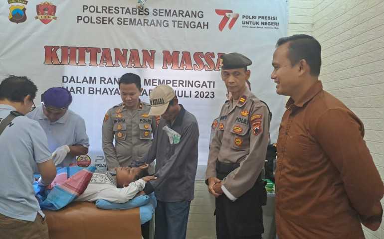 HUT Bhayangkara ke-77, Polsek Semarang Tengah Adakan Khitanan Masal