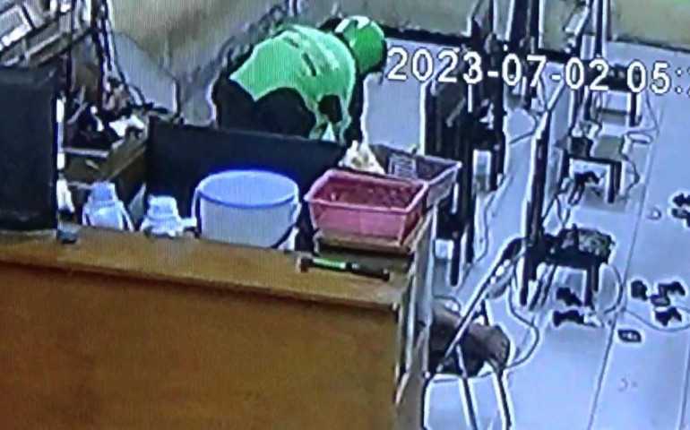 Viral, Driver Ojol Curi Plasytasion di Pusponjolo Semarang